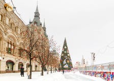 Mercado do Natal no quadrado vermelho no tempo nevado de Moscou imagem de stock Mercado do Natal no quadrado vermelho no tempo nevado de Moscou imagem de stock