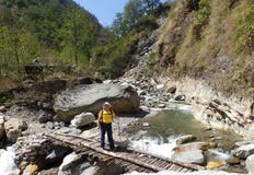 Mercancías que llevan a través del puente de madera al campo bajo de Everest fotografía de archivo Mercancías que llevan a través del puente de madera al campo bajo de Everest fotografía de archivo