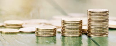 Mercato azionario, concetto di investimento - i soldi dell'oro coniano fotografia stock Mercato azionario, concetto di investimento - i soldi dell'oro coniano fotografia stock