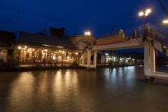Mercato di galleggiamento alla notte in Amphawa, Samut Songkhram, Tailandia fotografia stock libera da diritti Mercato di galleggiamento alla notte in Amphawa, Samut Songkhram, Tailandia fotografia stock libera da diritti