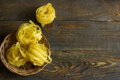 Merce nel carrello italiana di tagliatelle della pasta sulla tavola fotografia stock libera da diritti Merce nel carrello italiana di tagliatelle della pasta sulla tavola fotografia stock libera da diritti