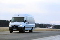 Mercedes-Benz Sprinter Minibus blanche sur la route images libres de droits Mercedes-Benz Sprinter Minibus blanche sur la route images libres de droits