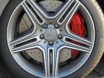 Mercedes-wiel van de Benz het sportscar legering Stock Foto's Mercedes-wiel van de Benz het sportscar legering Stock Foto's