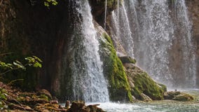Meren met waterval in Kroatië Plaats: Plitvice, Nationale jezera van Parkplitvicka stock footage Meren met waterval in Kroatië Plaats: Plitvice, Nationale jezera van Parkplitvicka stock footage