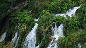 Meren met waterval in Kroatië Plaats: Plitvice, Nationale jezera van Parkplitvicka stock videobeelden Meren met waterval in Kroatië Plaats: Plitvice, Nationale jezera van Parkplitvicka stock videobeelden