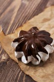 Merengue com close-up do chocolate no pergaminho imagens de stock royalty free Merengue com close-up do chocolate no pergaminho imagens de stock royalty free