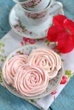 Merengues bajo la forma de rosas Fotos de archivo libres de regalías Merengues bajo la forma de rosas Fotos de archivo libres de regalías
