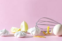 Merengues deliciosas com sabor do lim?o Ingredientes para cozinhar merengues saborosos imagem de stock royalty free Merengues deliciosas com sabor do lim?o Ingredientes para cozinhar merengues saborosos imagem de stock royalty free