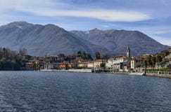 Mergozzo Piedmont, Italien Mars 2019 Beskåda av byn arkivfoton Mergozzo Piedmont, Italien Mars 2019 Beskåda av byn arkivfoton