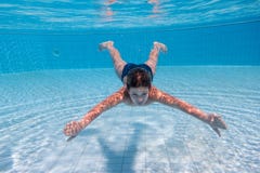 Mergulho do menino na piscina fotografia de stock royalty free Mergulho do menino na piscina fotografia de stock royalty free