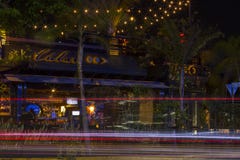 MERIDA-YUCATAN-MAY-2018 : Vue de nuit de restaurant de Cubaro, où les touristes viennent pour apprécier le monument à la patrie photo stock MERIDA-YUCATAN-MAY-2018 : Vue de nuit de restaurant de Cubaro, où les touristes viennent pour apprécier le monument à la patrie photo stock