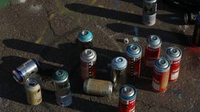 Merihaka, Helsinki Finlandia - mayo de 2018: Artista Paint Spraying de la pintada la pared, calle urbana Art Concept del aire lib almacen de video Merihaka, Helsinki Finlandia - mayo de 2018: Artista Paint Spraying de la pintada la pared, calle urbana Art Concept del aire lib almacen de video