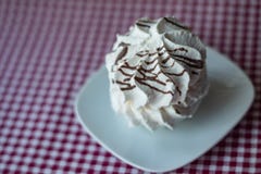 Meringue blanche avec des rayures de chocolat photo libre de droits Meringue blanche avec des rayures de chocolat photo libre de droits