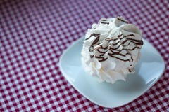 Meringue blanche d'un plat image stock Meringue blanche d'un plat image stock