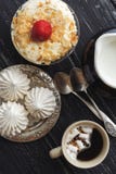 Meringues et dessert avec des écrous sur une table foncée en bois, vue supérieure photos libres de droits Meringues et dessert avec des écrous sur une table foncée en bois, vue supérieure photos libres de droits