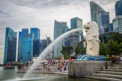 Merlion no porto de Singapura fotos de stock royalty free Merlion no porto de Singapura fotos de stock royalty free