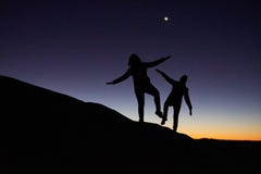 Merzouga, Μαρόκο - 4 Δεκεμβρίου 2018: backlight δύο άνθρωποι που αναρριχούνται σε έναν αμμόλοφο με μια ανατολή στοκ φωτογραφίες Merzouga, Μαρόκο - 4 Δεκεμβρίου 2018: backlight δύο άνθρωποι που αναρριχούνται σε έναν αμμόλοφο με μια ανατολή στοκ φωτογραφίες