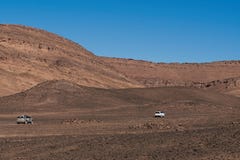 Merzouga, Μαρόκο - 5 Δεκεμβρίου 2018: δύο αυτοκίνητα 4x4 στη μέση της ξηράς ερήμου στοκ εικόνα Merzouga, Μαρόκο - 5 Δεκεμβρίου 2018: δύο αυτοκίνητα 4x4 στη μέση της ξηράς ερήμου στοκ εικόνα