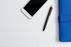 Mesa criativa do espaço de trabalho com smartphone, cacto e caderno com espaço da cópia fotos de stock royalty free Mesa criativa do espaço de trabalho com smartphone, cacto e caderno com espaço da cópia fotos de stock royalty free