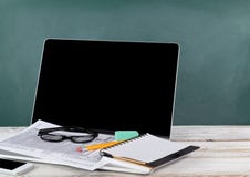Mesa de trabajo para hacer impuestos sobre la renta en una disposición de aprendizaje de la escuela imagen de archivo Mesa de trabajo para hacer impuestos sobre la renta en una disposición de aprendizaje de la escuela imagen de archivo