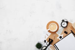 Mesa de trabalho do blogger à moda com café, material de escritório, despertador e o caderno limpo na opinião de tampo da mesa br Imagem de Stock Mesa de trabalho do blogger à moda com café, material de escritório, despertador e o caderno limpo na opinião de tampo da mesa br Imagem de Stock