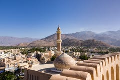 A mesquita e o minarete grandes em Nizwa - Omã Fotografia de Stock A mesquita e o minarete grandes em Nizwa - Omã Fotografia de Stock