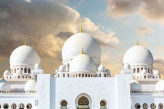 Mesquita grande em Abu Dhabi no fundo de nuvens dramáticas no céu imagens de stock royalty free Mesquita grande em Abu Dhabi no fundo de nuvens dramáticas no céu imagens de stock royalty free