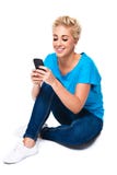 Message avec texte du relevé de jeune femme sur le téléphone portable photographie stock Message avec texte du relevé de jeune femme sur le téléphone portable photographie stock