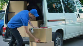 Messager prenant des boîtes de fourgon de livraison, entreprise de déménagement, expédition de marchandises Messager prenant des boîtes de fourgon de livraison, entreprise de déménagement, expédition de marchandises