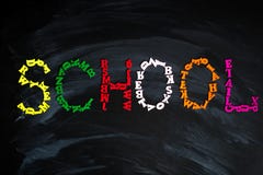 Messaggio della scuola dalle lettere variopinte su fondo nero fotografia stock Messaggio della scuola dalle lettere variopinte su fondo nero fotografia stock