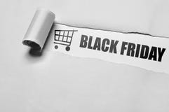 Messaggio di Black Friday che appering dietro la carta strappata immagine stock libera da diritti Messaggio di Black Friday che appering dietro la carta strappata immagine stock libera da diritti