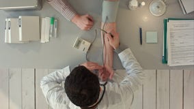 Messender Blutdruck Doktors eines Patienten oberseite stock video Messender Blutdruck Doktors eines Patienten oberseite stock video
