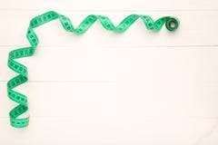 Messendes Band des Schneiders, auf einem weißen Hintergrund stockbilder Messendes Band des Schneiders, auf einem weißen Hintergrund stockbilder