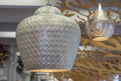 Metaal vergulde lamp in oosterse stijl met een zachte gloed royalty-vrije stock foto's Metaal vergulde lamp in oosterse stijl met een zachte gloed royalty-vrije stock foto's