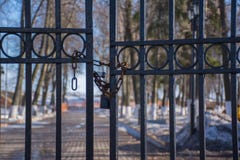 Metal brama park zamyka z kędziorkiem i żelaznym łańcuchem zdjęcie royalty free Metal brama park zamyka z kędziorkiem i żelaznym łańcuchem zdjęcie royalty free