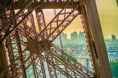 Metal a cruz na torre Eiffel com a Paris na parte traseira imagens de stock Metal a cruz na torre Eiffel com a Paris na parte traseira imagens de stock