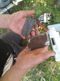 Metal części w rękach mężczyźni obraz stock Metal części w rękach mężczyźni obraz stock