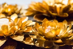 Metal da flor de Lotus que cinzela com pintura do ouro lotu dourado da escultura imagem de stock Metal da flor de Lotus que cinzela com pintura do ouro lotu dourado da escultura imagem de stock