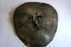 Metal le masque de l'argent et du fond foncé images libres de droits Metal le masque de l'argent et du fond foncé images libres de droits