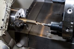 Metal пустой подвергая механической обработке процесс на токарном станке с режущим инструментом стоковое фото Metal пустой подвергая механической обработке процесс на токарном станке с режущим инструментом стоковое фото