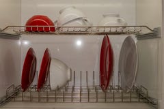 Metal засыхание для блюд 2 разделов, построенных в коробку кухни стоковые изображения Metal засыхание для блюд 2 разделов, построенных в коробку кухни стоковые изображения