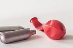 Metali balony dla roześmianego gazu z pieniądze i stetoskopem i żarówki, obrazy royalty free Metali balony dla roześmianego gazu z pieniądze i stetoskopem i żarówki, obrazy royalty free
