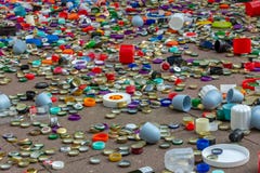 Metall- och plast-lock Återvinning miljö, ekologi royaltyfri foto Metall- och plast-lock Återvinning miljö, ekologi royaltyfri foto