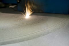 Metall sintras under handlingen av laser in i önskad form arkivfoto Metall sintras under handlingen av laser in i önskad form arkivfoto