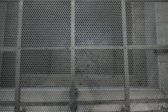 Metallgitter, das unten zum Untergrund schaut lizenzfreie stockfotos Metallgitter, das unten zum Untergrund schaut lizenzfreie stockfotos