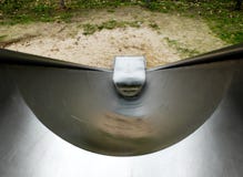 Metallglidbana på barnens lekplats, till-ner sikt royaltyfria bilder Metallglidbana på barnens lekplats, till-ner sikt royaltyfria bilder