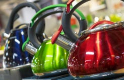 Metallkessel mit einer Pfeife von verschiedenen Farben stockbild Metallkessel mit einer Pfeife von verschiedenen Farben stockbild