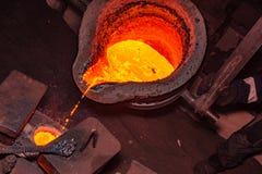 Metalu kastingu proces z wysokotemperaturowym ogieniem w metal cz??ci fabryce obraz stock Metalu kastingu proces z wysokotemperaturowym ogieniem w metal cz??ci fabryce obraz stock