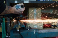 Metalu rozcięcie ostrzarzem obraz stock Metalu rozcięcie ostrzarzem obraz stock