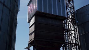 Metalu zbiornik winda jest na nowożytnym przemysłowym kompleksie dla suszarniczej banatki zbiory Metalu zbiornik winda jest na nowożytnym przemysłowym kompleksie dla suszarniczej banatki zbiory